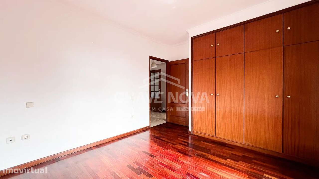 T2 c/ Varanda e Lugar de Garagem na Madalena - Grande imagem: 4/17