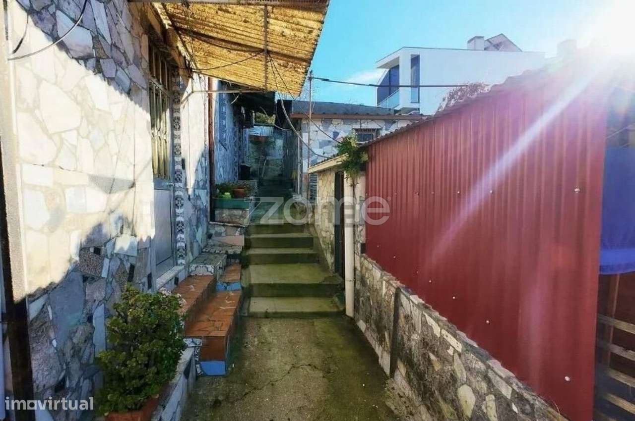 3 Moradias térreas devolutas com logradouro, vista rio, Valbom - Grande imagem: 2/9