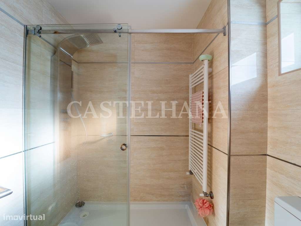 Moradia T4+1 com jardim, terraços e garagem privada, próxima a Mari...-9