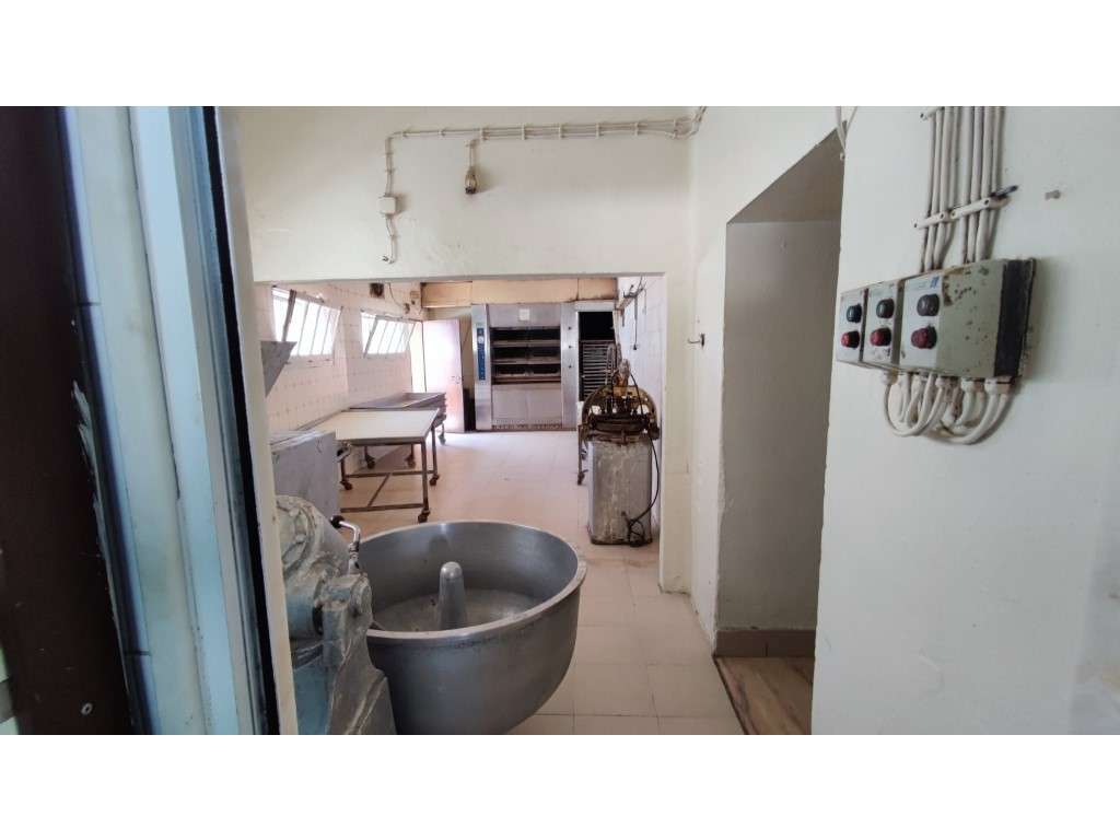 Moradia com grande área no centro de Bencatel - potencial para habi... - Grande imagem: 5/38