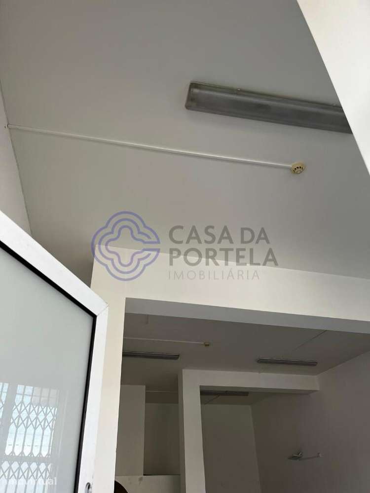 Em Canídelo, com montra em L - Grande imagem: 5/24