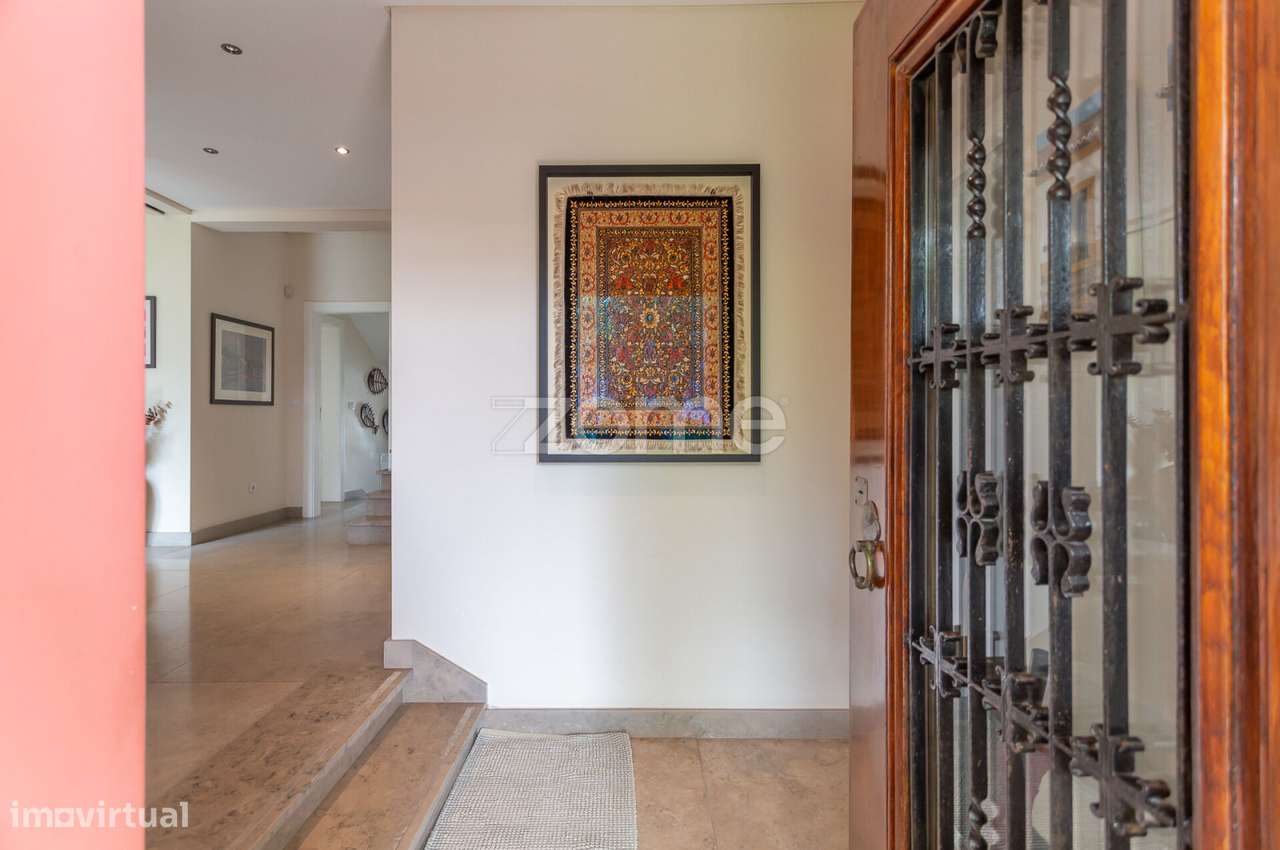 Moradia sem mobília com 5 suítes, jardim, piscina e anexo com ginás... - Grande imagem: 3/60