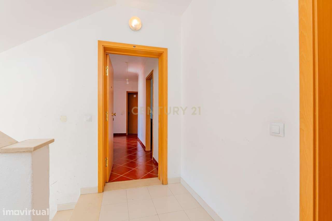 Apartamento T2 com sótão, varanda e garagem — Ota / Alenquer - Grande imagem: 5/22