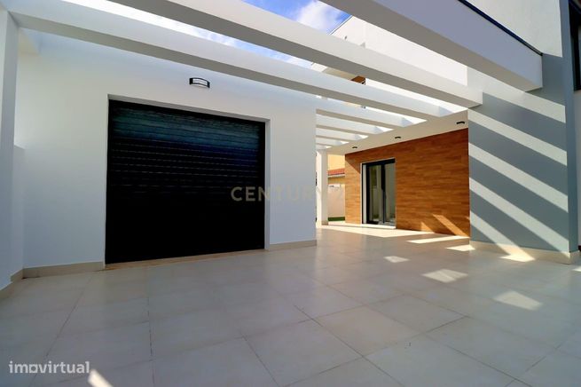 Luxuosa moradia isolada de 5 assoalhadas com excelentes áreas - piscin-49