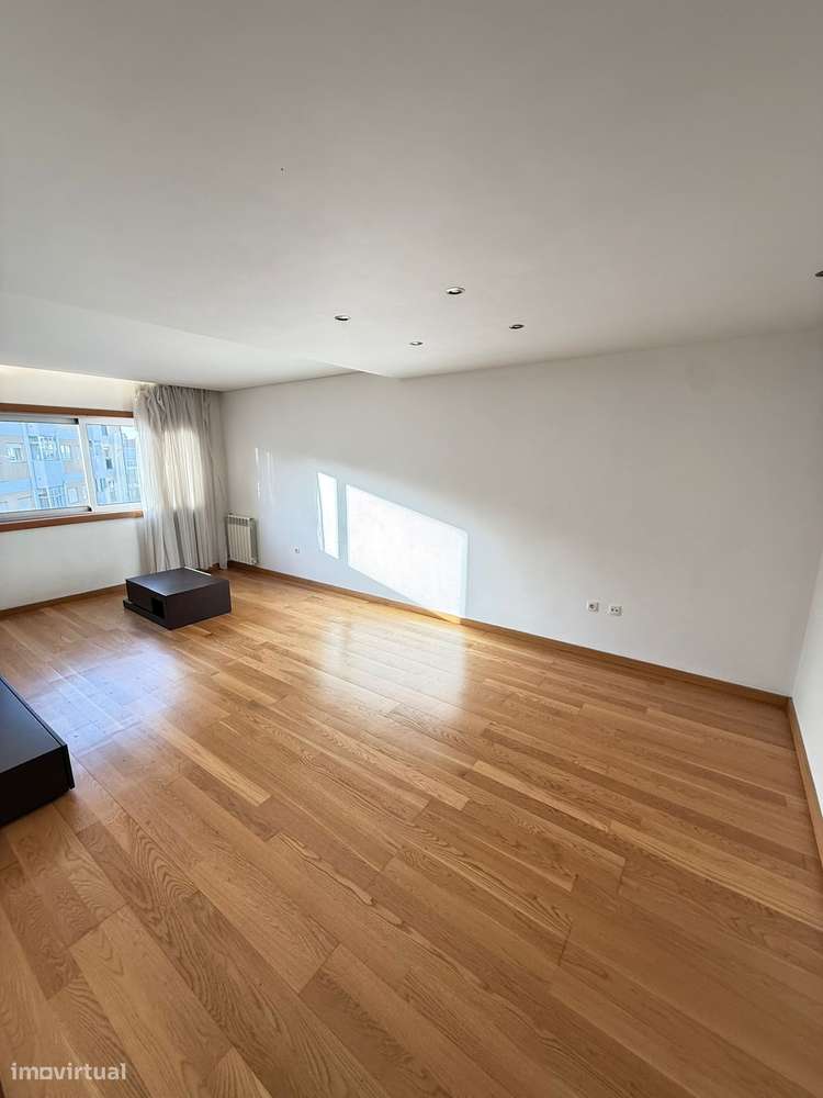 T2 Centro Famalicão | 98m² + Garagem 25m² | Con. Fechado | Exc. Estado - Grande imagem: 2/10