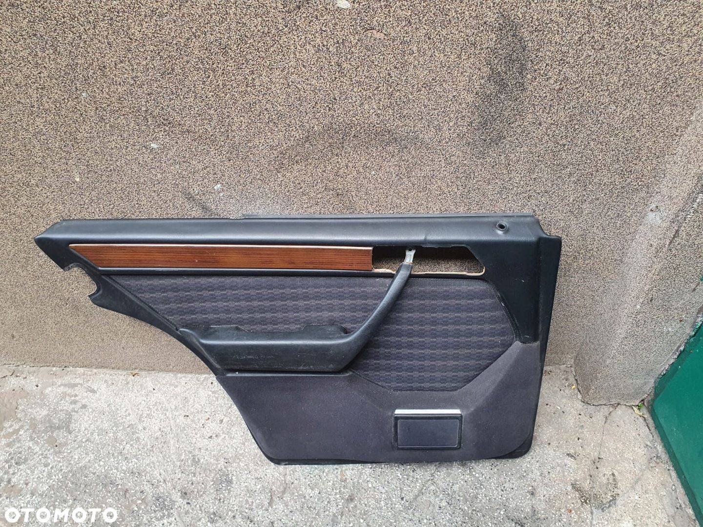 Boczek tapicerka drzwi lewy tył W124 sedan kombi - 1