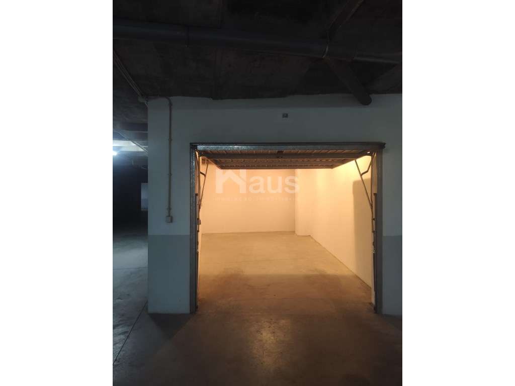 Garagem inserida em cave - Grande imagem: 5/5