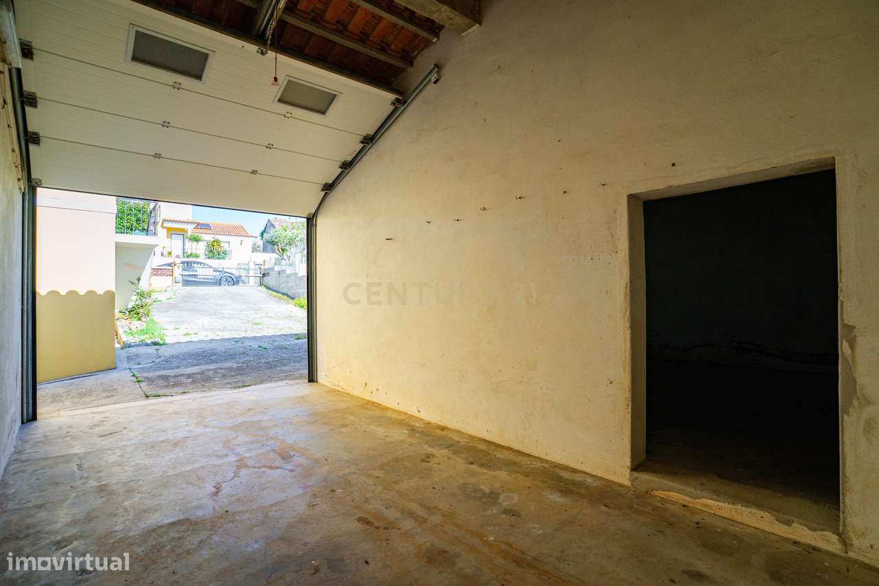 Moradia Bifamiliar com 2 Armazéns de Grande Dimensão-38