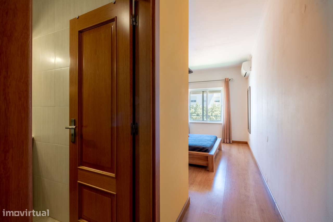 Apartamento de 2 Quartos em Lagos — Conforto, Localização e Potencial-12