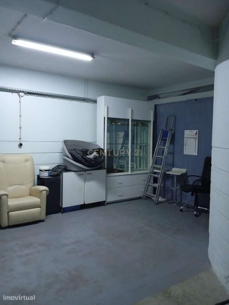 Vende-se Espaço Comercial + Garagem com 10 Lugares-4