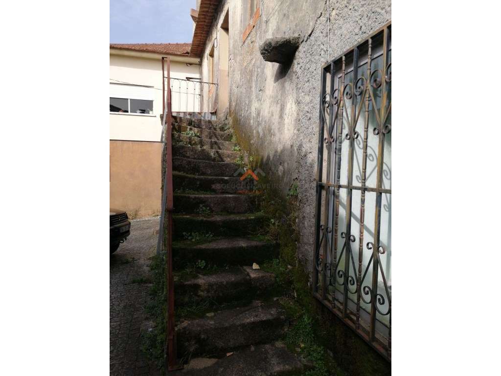 Moradia T4 com Espaço Comercial-40