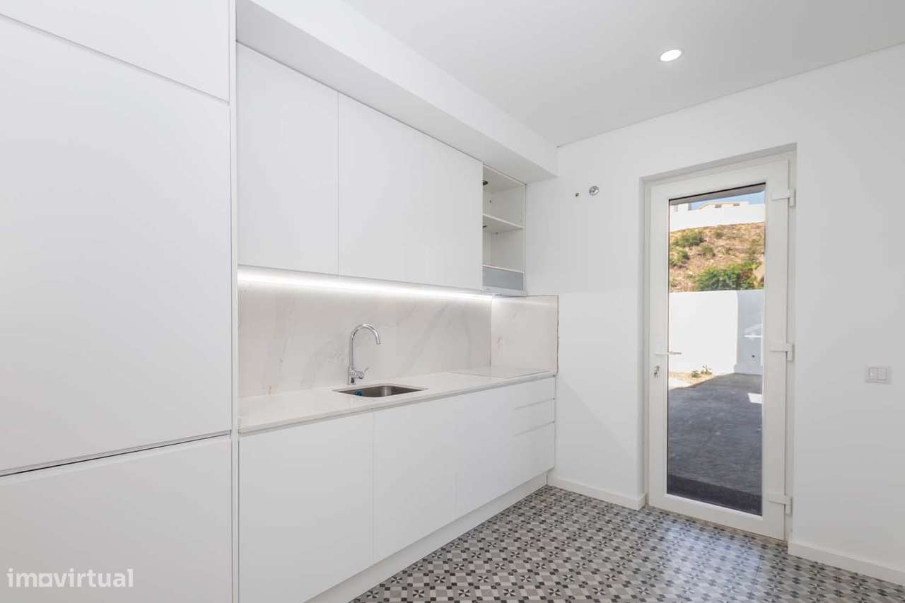 T3 NOVO – Apartamento com Espaço Exterior Único de 500 m² no Seixal-9