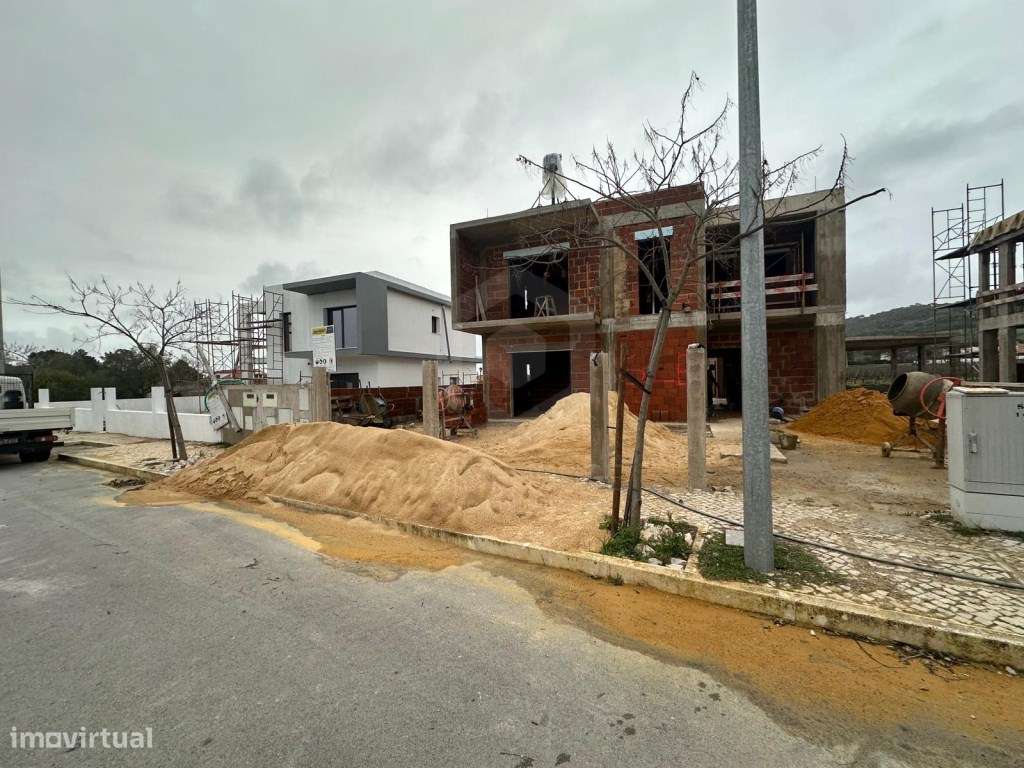 Moradia Isolada T4 com Piscina com vista desafogada para a Serra - Grande imagem: 3/23