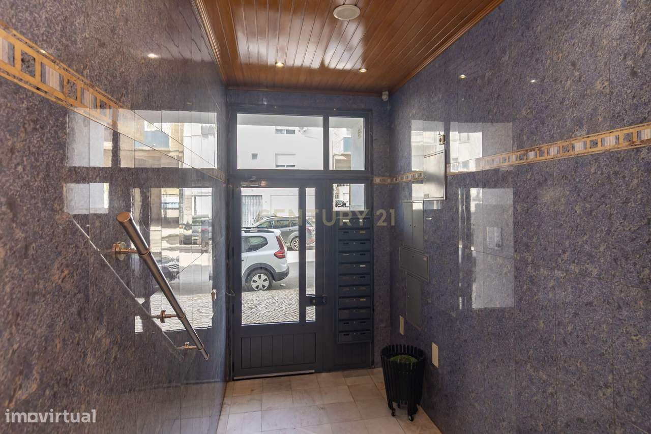 Magnifico T2, no Laranjeiro, perto do Alfeite, construção de 2002, pré - Grande imagem: 3/32