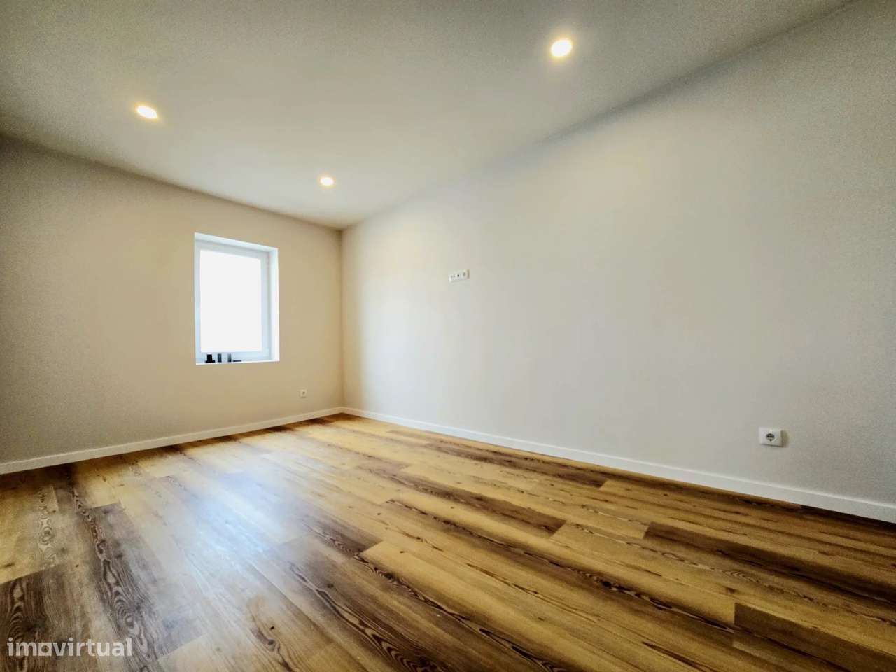 A casa onde o seu futuro começa – Moradia T3 remodelada, moderna e lum-35