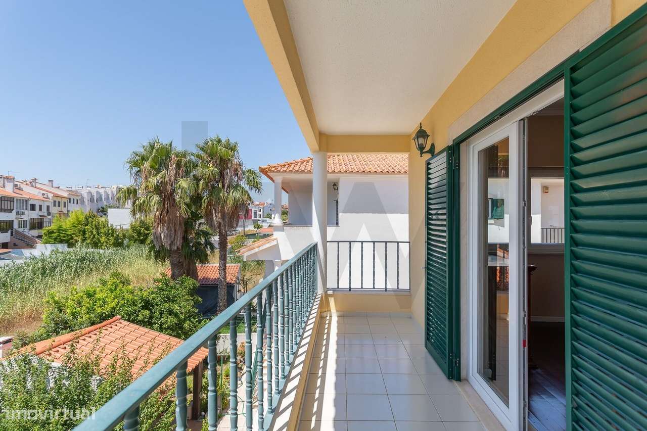 Moradia Isolada | 5 Quartos, Jardim, Garagem para 4 Carros-37