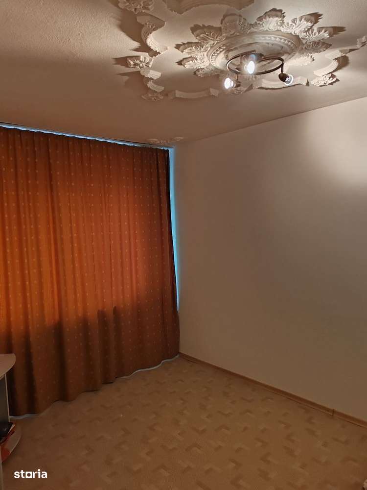 Vând apartament cu 3 camere et 3 din 4-8