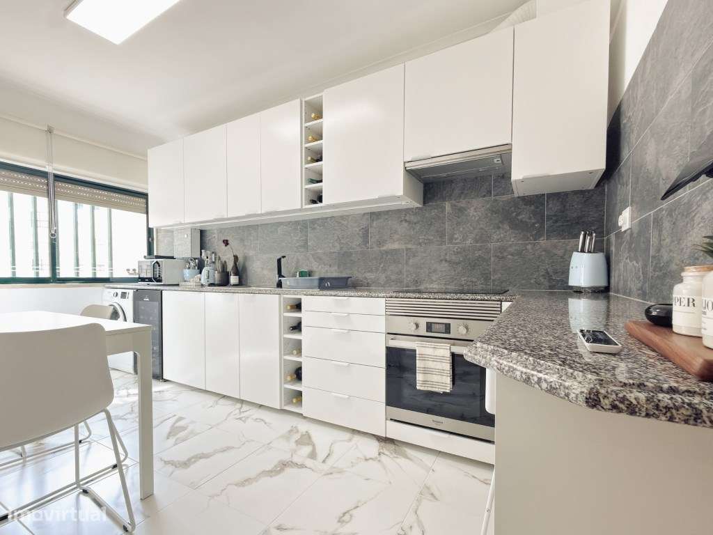 Apartamento T2 renovado e mobilado em Massamá com 107 m² e arrecadação-10