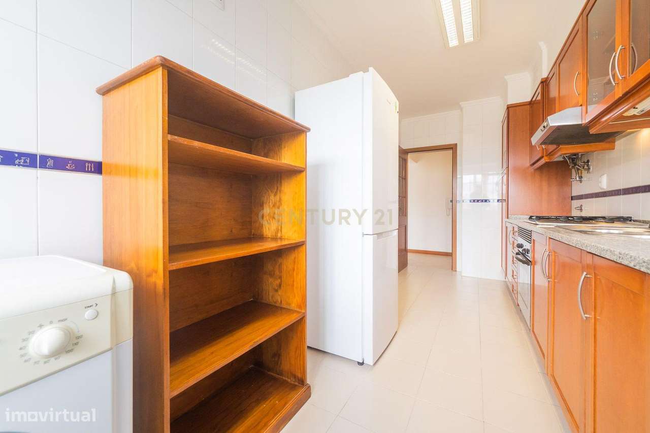 Excelente apartamento T2 com parqueamento em Rio de Mouro-9