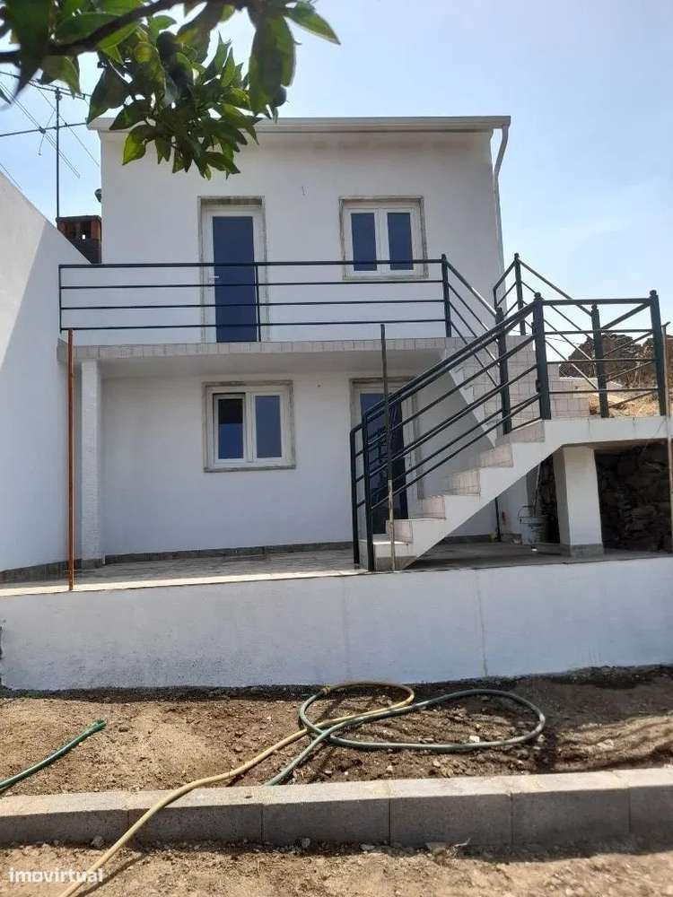 Aluga-se Fração B de Moradia bi familiar remodelada de tipologia  T1+2 - Grande imagem: 4/24