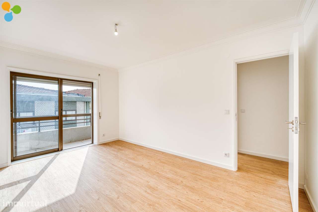 T2+1 Renovado com Varandas e Lugar de Garagem | Próximo da Rotunda da-15