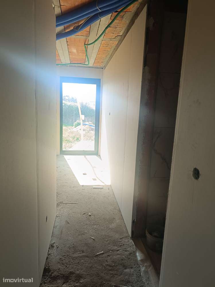 Moradia térrea isolada de 4 frentes em construção-15