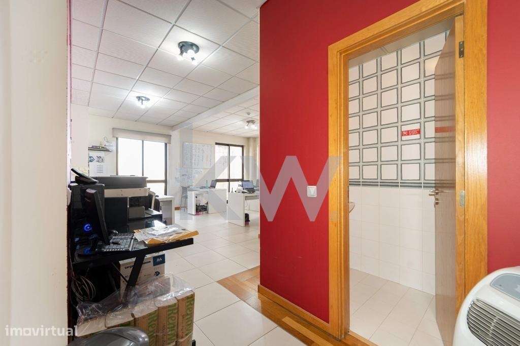 Escritório junto à Rodoviária | Muita luz natural | Para Venda - Grande imagem: 4/20