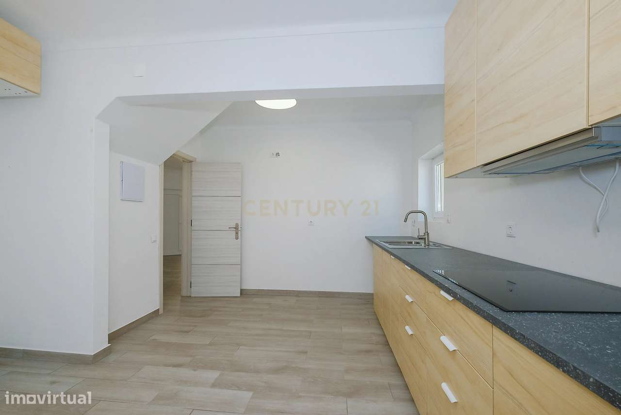 Moradia T4 Renovada no Estoril | Conforto, Espaço e Excelente Localiza-9