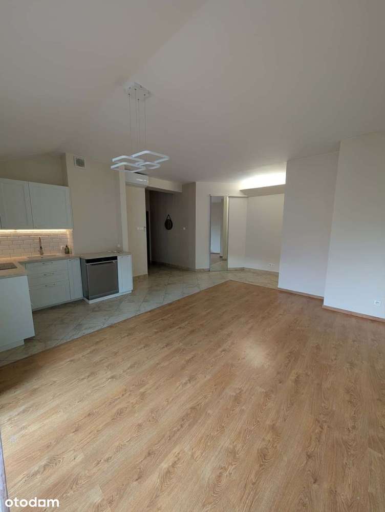 Atrakcyjne z halą garażową i komórką-2