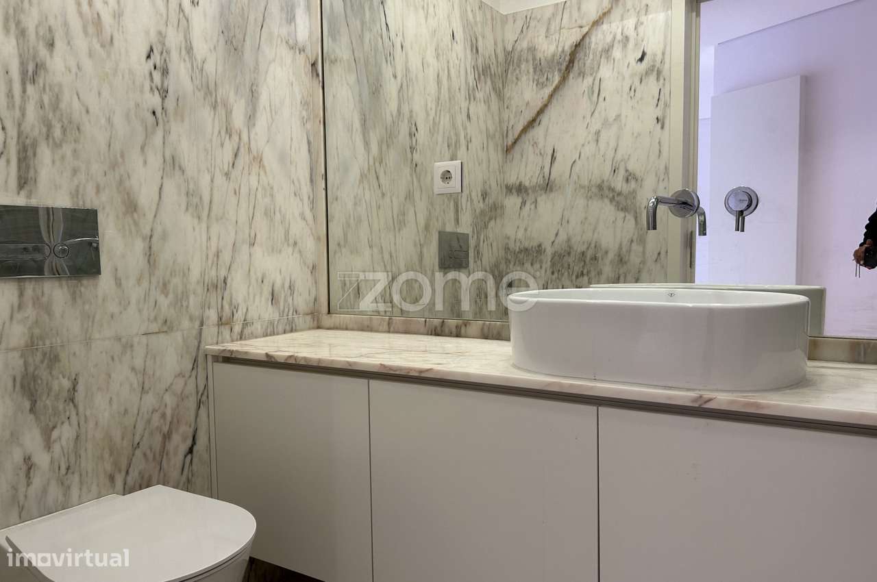 Apartamento T1 compátio próximo ao metro da Trindade - Grande imagem: 2/18