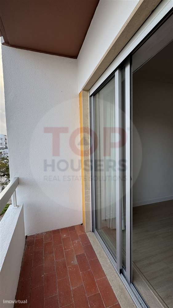 Apartamento T4 com elevador no centro de Faro-13