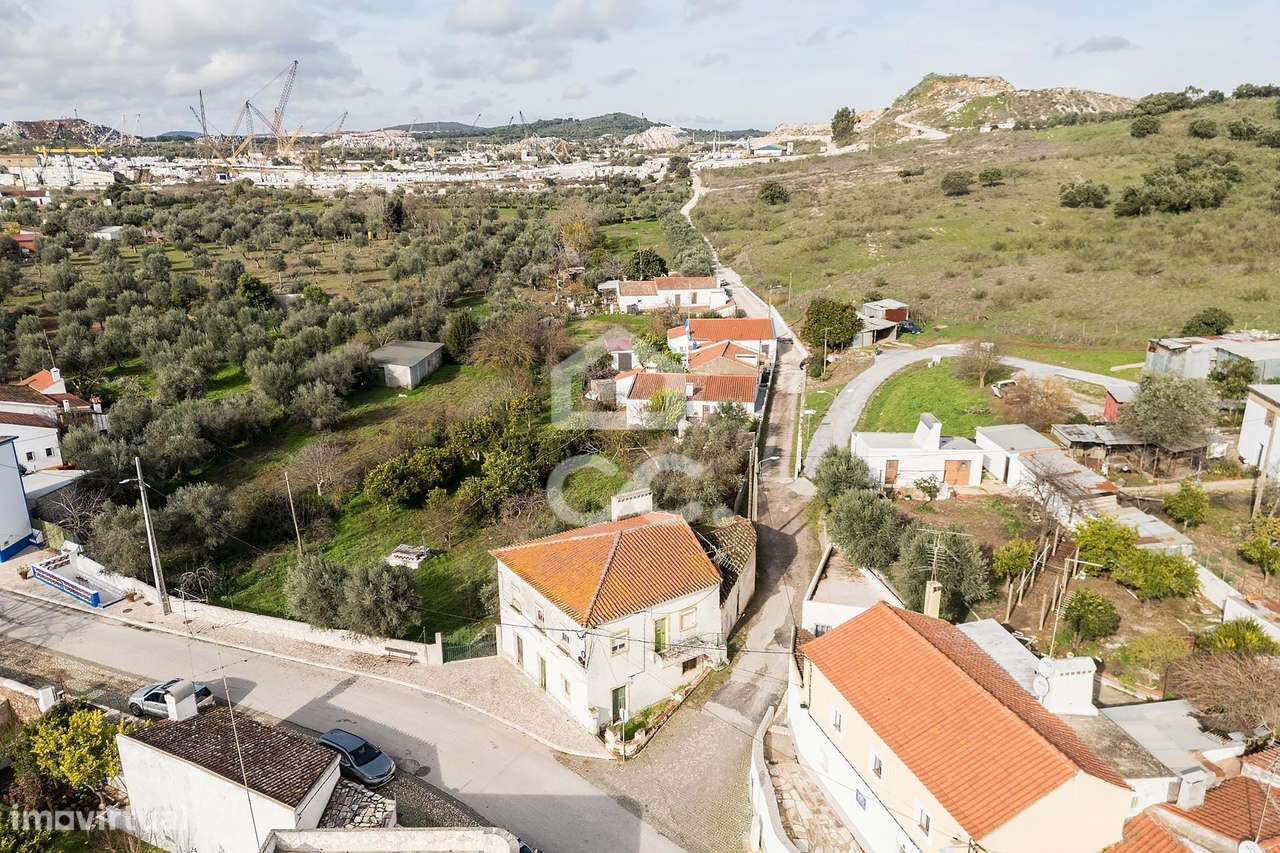 Prédio com 2 Moradias Independentes para Reabilitação com Quintal em F - Grande imagem: 5/41