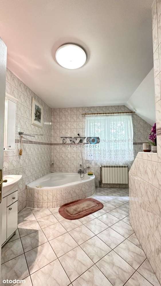 Okazały dom na zielonej i przytulnej działce-17