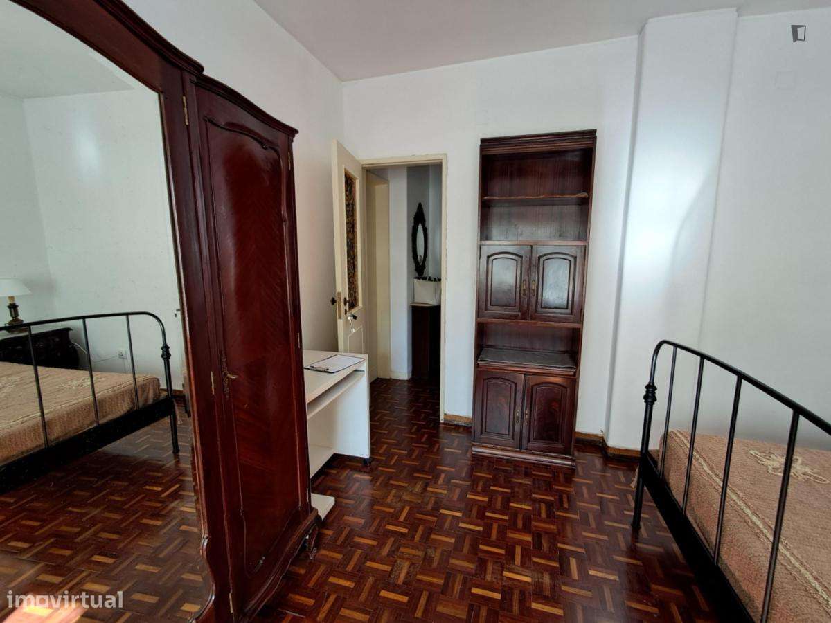 Quarto - localizado em Linda-a-Velha Lisbon - Grande imagem: 5/6
