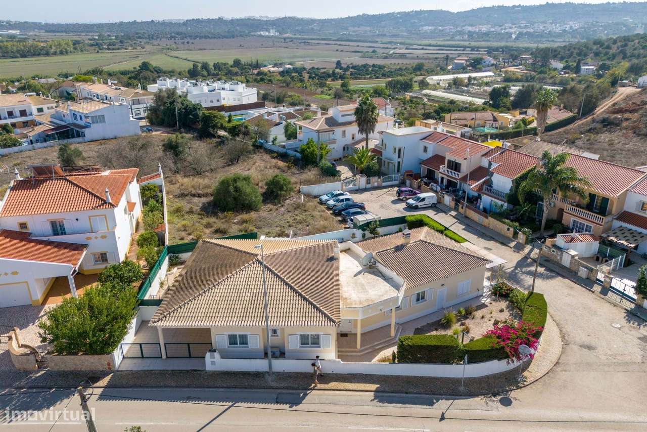 MORADIA TÉRREA V4 COM PISCINA PARA VENDA NO SARGAÇAL-36