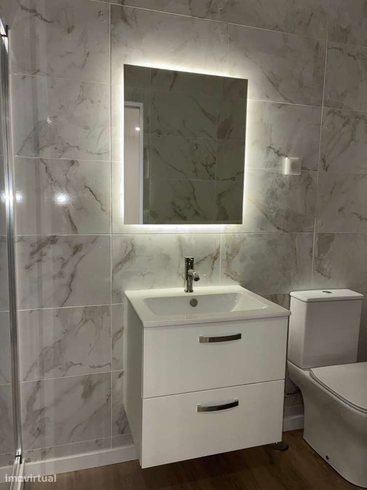 Apartamento Renovado com Vista Rio em Barreiro-19