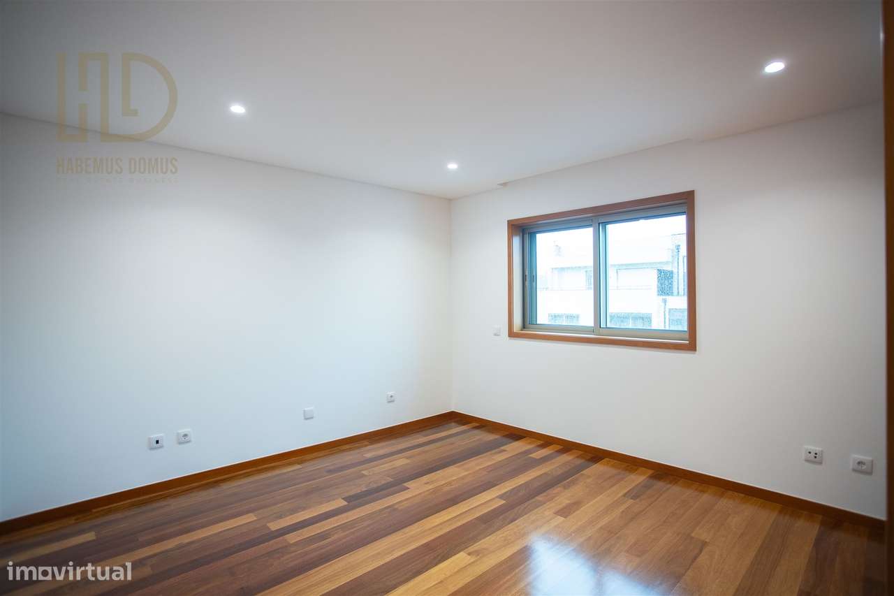Moradia T3+1 de Luxo com 405m2 a 200 Metros da Praia em Canidelo.-16