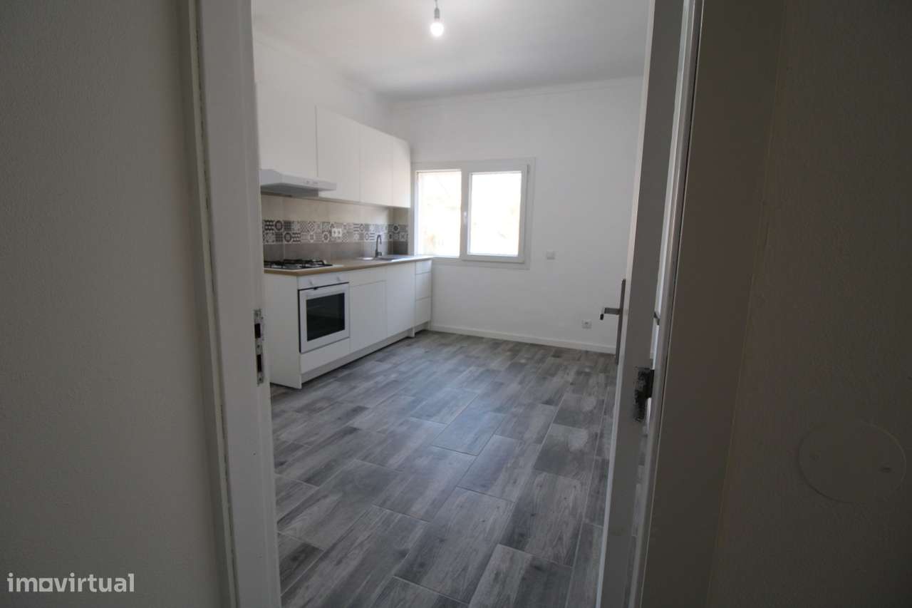 T1 no Barracão (Leiria) perto da Roca e Cervejaria Xarlie - Grande imagem: 4/30