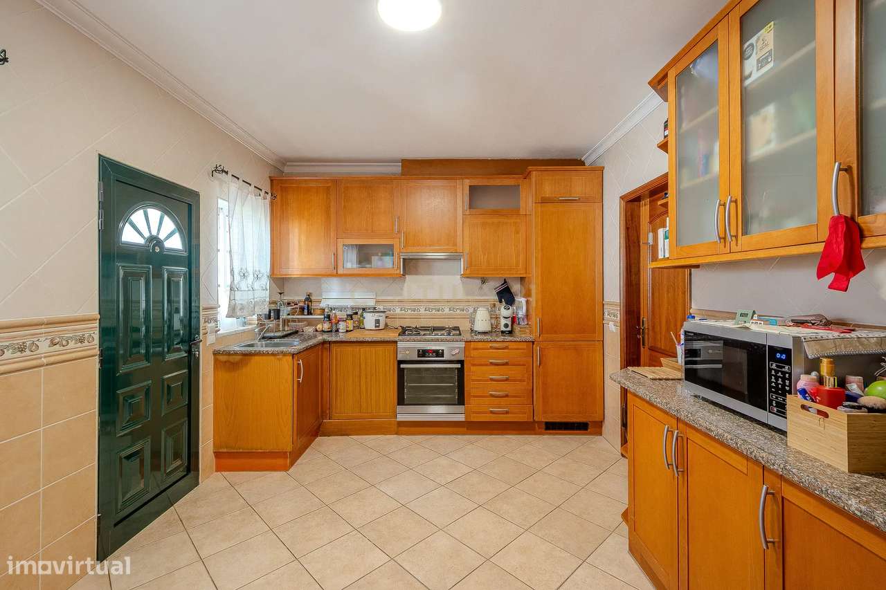 Moradia T2 Geminada C/ 2 Apartamentos Independentes e 238 M2 de Área E-6