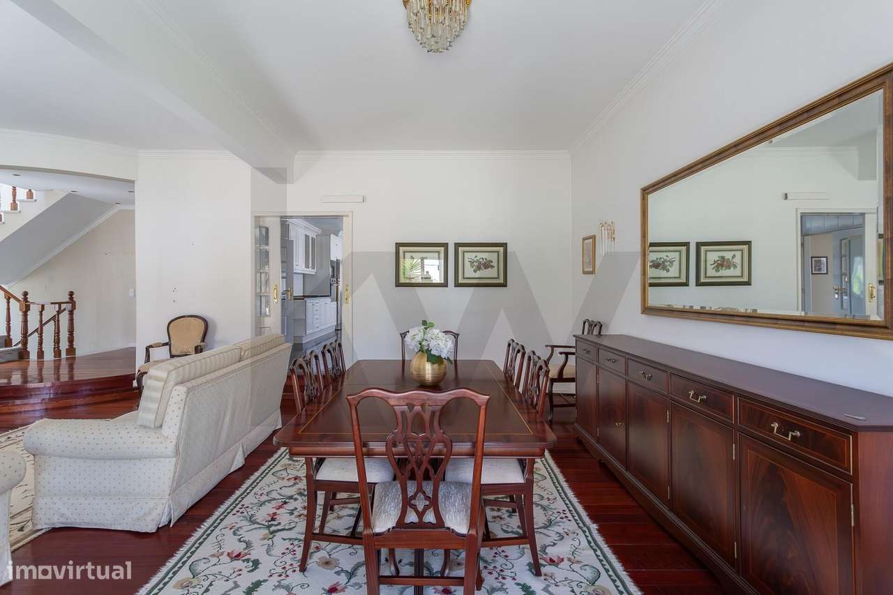 Moradia Isolada | 5 Quartos, Jardim, Garagem para 4 Carros-9