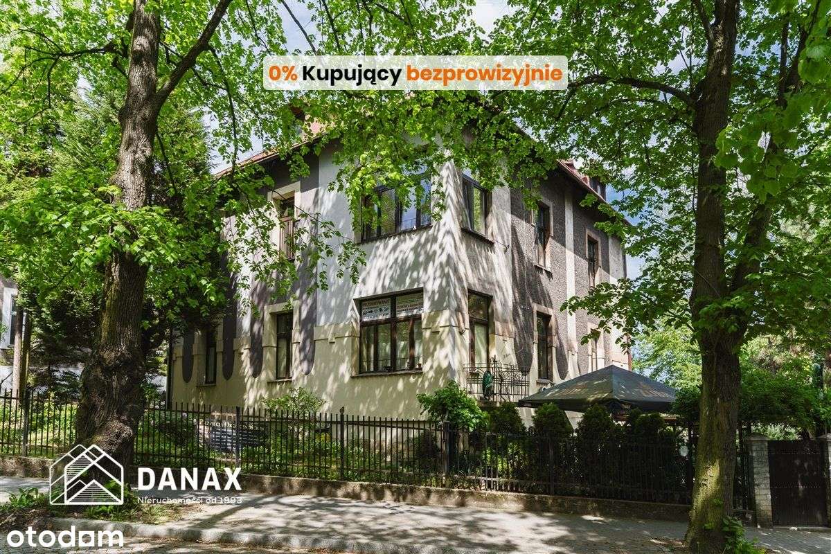 Duży dom wolnostojący na Wzgórzu Św. Bronisławy.