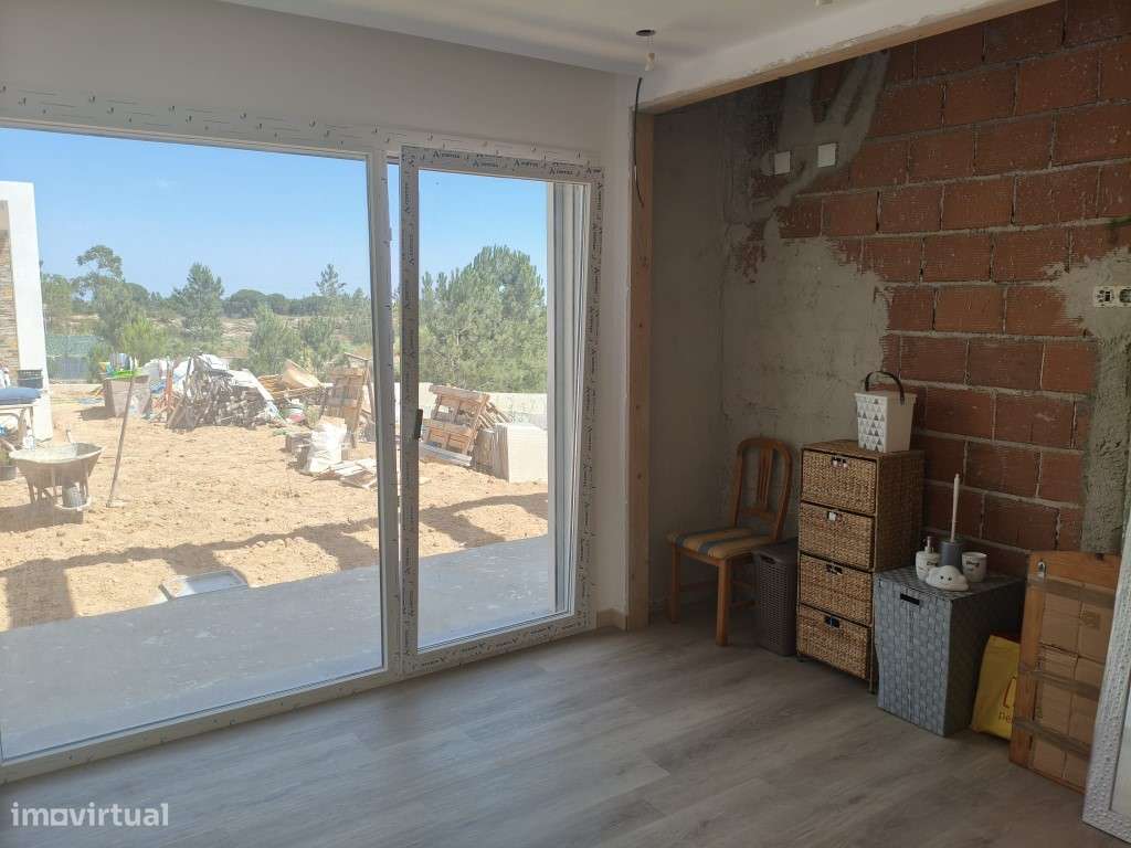 MORADIA T4 TÉRREA A ESTREAR - CASAIS DOS BRITOS - AZAMBUJA-16