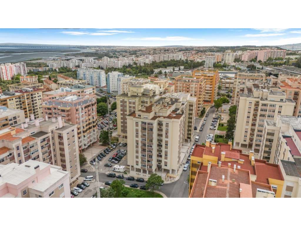 Apartamento T3 com Varanda e Garagem Box, na Quinta da Piedade-27
