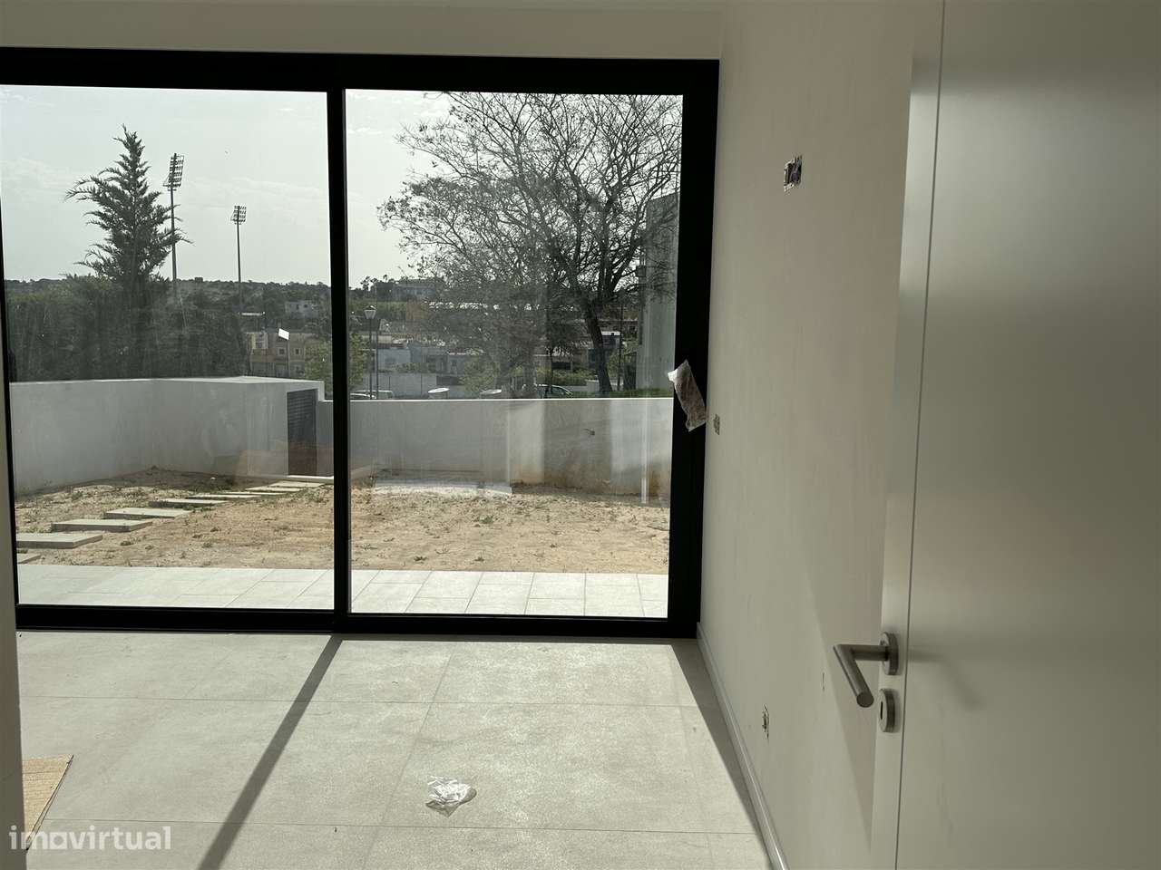 Moradia Unifamiliar de Luxo com Piscina e Jardim-8