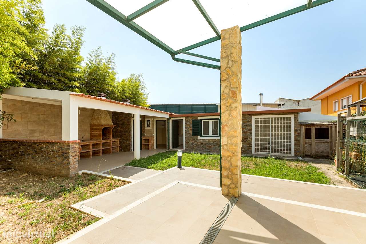 Moradia T4 Renovada | 3 Suites | Lote 900m2-19