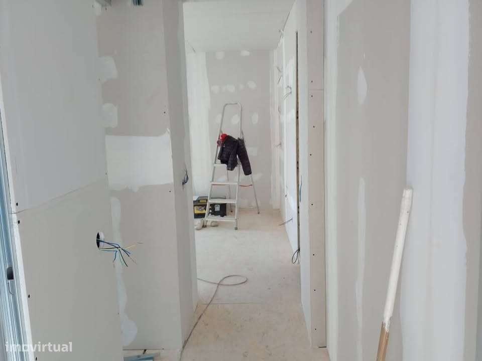 Excelente solução imobiliária totalmente renovado com 5 T0+1 T2. - Grande imagem: 3/10