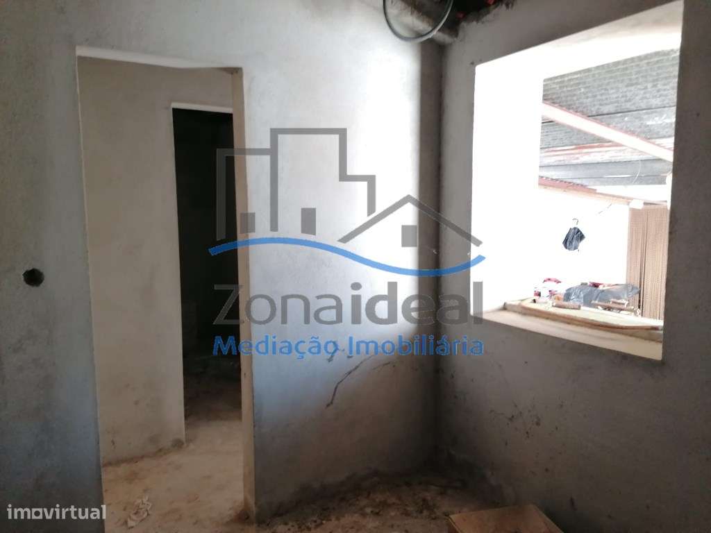 Moradia com quintal e terreno, localizada em Estribeiro, Abrigada, ...-5
