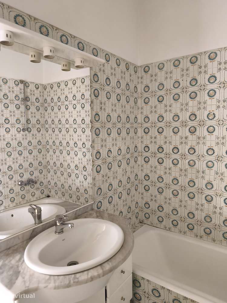 T2 Oeiras, Em Remodelação Total, Bem Localizado, Com Arrecadação.-17