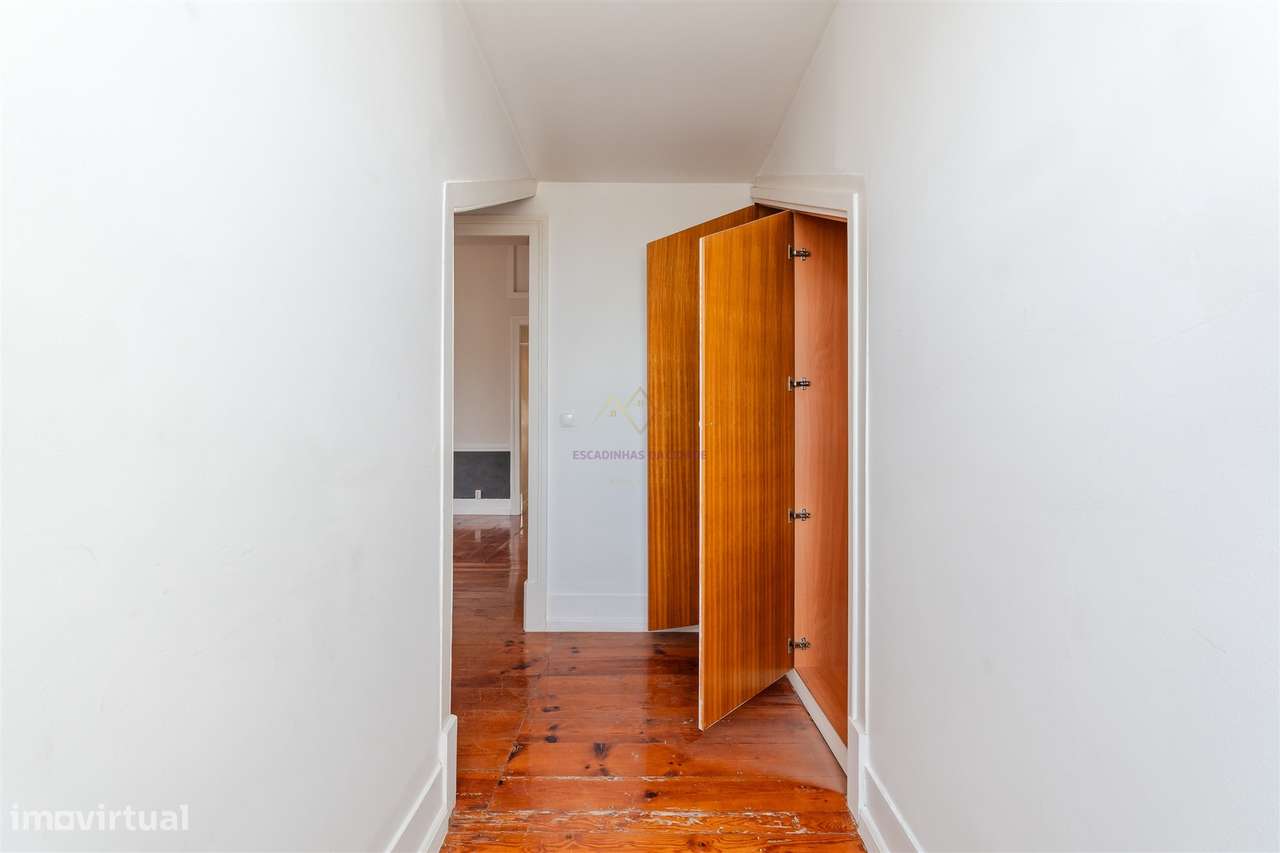 Elegância na Lapa: T2+2 com Alma e Vista Desafogada-23