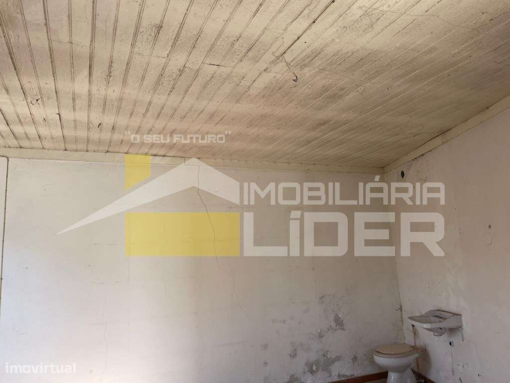 Moradia em Ruína inserida em terreno urbano com 63m na Carvoeira- T... - Grande imagem: 4/5